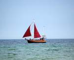 Segel-Romantik in historischer Version, sieht fr mich aus wie ein Segelkutter, kenn mich da nun wirklich nicht aus, sieht auf jeden Fall sehr schn aus, Ostsee vorm Warnemnder Strand, 07.06.08.