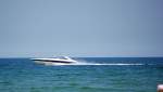 Ein Hauch von Miami Vice auf der Ostsee vor dem Warnmnder Strand,
ein Motorboot jagt mit reichlich Power das Wasser entlang bei herrlichem Sonnenschein, 07.06.08. 
