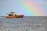 World Golf (IMO 9681742) vor Rügen unter einem Regenbogen.