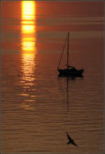 Sonnenuntergangsstimmung an der Ostsee -    Segelboot vor der kleinen Insel Ruden in der Nähe von Peenemünde.