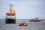 Forschungsschiff DENEB (IMO 9079470) beim Absichern von Taucherarbeiten vor dem Sassnitzer Hafen, wobei das Fahrgastschiff ALEXANDER (IMO 9432878) das Geschehen weiträumig umfährt. - 27.05.2019
