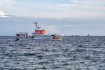 Seenotrettungskreuzer HARRO KOEBKE vor Sassnitz und im Hintergrund der polnische Schlepper CYKLOP ( IMO.:6605448) im Schleppverband. - 01.03.2020