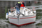 Segelyacht GRANDEZZA ist gerade mittels Kran beim Passat-Hafen in Lübeck-Travemünde ins Wasser gesetzt worden und nun in seinem nassen Element.