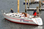 Segelyacht GRANDEZZA ist am 16.05.2020 mittels Kran beim Passat-Hafen in Lübeck-Travemünde ins Wasser gesetzt worden und nun in seinem nassen Element.