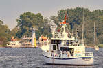 MERIDIAN (MMSI: 211477750) am 27.06.2020 in der Pötenitzer Wiek bei Lübeck-Travemünde. Im Hintergrund ist ein Teil der Außen-Anlage der Seemannsschule Travemünde zu erkennen.