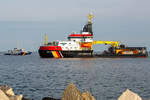 Das Spezialschiff ARKONA (IMO 9285811) und das Zollboot  KNIEPSAND (IMO 9109067) dicht vor der Sassnitzer Mole.