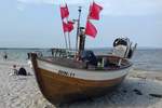 Das Boot von Fischer Kuse, BIN-11, am Strand von Binz auf der Insel Rügen am 16.09.2020.