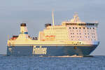 FINNSTAR (Finnlines, IMO 9319442) am Abend des 1.8.2021 im Licht der untergehenden Sonne in der Ostsee