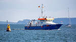 Polizeiboot Warnow an der Hafeneinfahrt in Sassnitz.