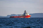 SIEM COMMANDER (IMO 9420150) liegt vor Anker auf der Prorer Wiek.