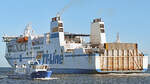Das für Seebestattungen eingesetzte Motorschiff MIRA am 21.01.2022 in der Ostsee vor Lübeck-Travemünde. Rechts im Bild: TT-Line-Fährschiff NILS DACKE