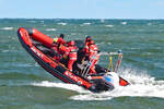 Wasserwacht-Boot GRAF ANTON von der Wasserwacht Segeberg am 02.04.2022 in der Ostsee vor Lübeck-Travemünde. Das Baltische Meer ist aufgrund steifem Wind etwas aufgewühlt.