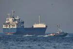Das Frachtschiff MARIAN R (IMO: 9491903) und das Zollboot AMRUM (MMSI: 211256440)
machen sich auf den Weg in die Ostsee. (Priwall, März 2022) 
