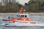 SAR-Boot ERICH KOSCHUBS am 20.04.2022 in der Ostsee vor Lübeck-Travemünde. Es befindet sich auf dem Weg zu einem kürzlich gekenterten Segelboot