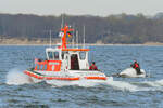 SAR-Boot ERICH KOSCHUBS trifft bei gekentertem Segelboot ein.