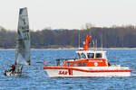 SAR-Boot ERICH KOSCHUBS nach Eintreffen bei gekentertem Segelboot. Ostsee vor Lübeck-Travemünde, 20.04.2022. Die Besatzung des Segelbootes hat es geschafft, ihr Fahrzeug aus eigener Kraft wieder aufzurichten