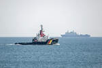 BREMEN FIGHTER (IMO 9321287) und im Seenebel liegt die HNLMS Rotterdam zur NATO Übung vor Rügen.