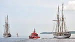 Die Dienst-Segelschiffe GLADAN und FALKEN der schwedischen Marine fahren am 29.05.2022 bei  Lübeck-Travemünde hinaus auf die Ostsee.
