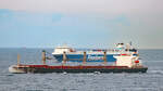 STAR THETA (IMO 9266449) am späten Abend des 14.06.2022 in der Ostsee. Der Bulk Carrier überholt die Finnlines-Fähre FINNBREEZE.