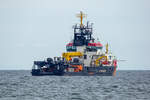 Mehrzweckschiff ARKONA (IMO 9285811) des Wasser- und Schifffahrtsamtes Stralsund nimmt ARKONA 2 an Bord.