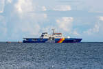 Küstenwache BP 81 POTSDAM mit den zu Wasser gelassenen NAVIS 201 und 206 auf der Ostsee.