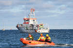 DLRG-Boot BRODTEN am 04.02.2023 in der Ostsee vor Lübeck-Travemünde. Im Hintergrund: FELIX SAND der Deutschen Gesellschaft zur Rettung Schiffbrüchiger (DGzRS)