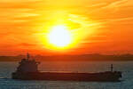AP ARGOSY (Bulk Carrier, IMO 9511258) am 08.02.2023 im Licht der untergehenden Sonne in der Ostsee