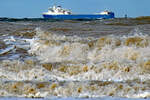 THULELAND (IMO 9343261) am 25.02.2023 in der Ostsee vor Lübeck-Travemünde. Das Baltische Meer ist wegen stürmischer Winde aufgewühlt. 