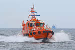 Lotsenversetzboot TRAVEMÜNDE am 09.03.2023 in der Ostsee vor Lübeck-Travemünde