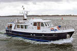 Das u.a. für Seebestattungen eingesetzte Motorboot CETARA am 14.03.2023 in der Ostsee vor Lübeck-Travemünde 