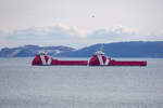 Zwei VOS Offshore-Versorger, PARTNER (IMO 9709128) und PACE (IMO 9685750), auf der Prorer Wiek. Im Hintergrund das Ostseebad Sellin mit Seebrücke und ihrer Tauchgondel. - 04.042.023