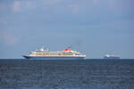 Die BALMORAL (IMO 8506294) der Fred. Olsen Cruise Lines auf der Fahrt von Mukran nach Hamburg vor Rügen. - 27.06.2023