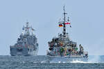 ORP Hancza 642 (rechts im Bild) am 09.08.2023 in der Ostsee vor Lübeck-Travemünde. Das polnische Schiff ist Teil der Standing NATO Mine Countermeasures Group 1, abgekürzt SNMCMG 1