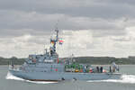 ORP Druzno 641 am 09.08.2023 in der Ostsee vor Lübeck-Travemünde. Das polnische Schiff ist Teil der Standing NATO Mine Countermeasures Group 1, abgekürzt SNMCMG 1