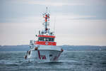 Seenotrettungskreutzer HARRO KOEBKE am frühen Abend vor Sassnitz mit dem Mukraner Leuchtturm im Hintergrund.