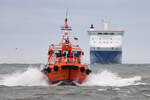 Lotsenversetzboot HOLTENAU vor dem Frachtschiff TAVASTLAND. Ostsee vor Lübeck-Travemünde, 04.01.2024