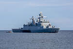 F 261 Korvette  MAGDEBURG mit Schlauchboot -Transfer vor Sassnitz zum Hafen.