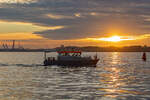 Polizeiboot STOLTERA vor der Sassnitzer Hafeneinfahrt bei untergehender Sonne. - 05.11.2025