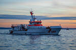 Seenotrettungskreuzer Harro Koebke ((IMO 9606625) vor Sassnitz, im Hintergrund ist die HIDDENSEE des Zoll’s zu erkennen. - 05.11.2025