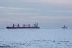 BERGE SCAFELL PIKE (IMO 9874985) in Begleitung des Schleppers VB WILHELMSHAVEN (IMO 9183403) von Mukran zur  Offenen See.