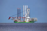 Errichterschiff f�r Offshore Windkraftanlagen NORSE ENERGI (IMO 1035296) vor R�gen beladen mit Windradt�rme, Gondeln und Rotorbl�tter. - 20.08.2026
