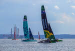 Sassnitz SailGP  Katamarane  der F50 Klasse bei Trainingsfahrten. Im Hintergrund Errichterschiff  NORSE ENERGI (IMO 1035296). 