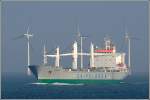 Die NORWID ist auch darauf eingerichtet, Container zu transportieren. Sie ist 170 m lang und 27,5 m breit und fhrt unter der Flagge von Malta. Hier ist sie am 30.03.2006 vor Windrdern im resund zu sehen.
