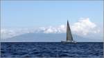 Ein unbekannter Segler im Golf von Neapel vor der Kulisse des Vesuv. 26.03.2014