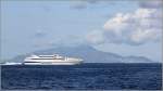 Die 1998 gebaute ISOLA DI CAPRI (IMO 9166170) ist am 26.03.2014 - mit dem Vesuv im Hintergrund - im Golf von Neapel unterwegs. Sie ist 69 m lang, 12 m breit, hat eine GT von 1.925, eine DWT von 400 t und kann 520 Personen und 45 Autos transportieren. Heimathafen ist Neapel (Italien).
