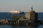 Auf dem Weg von Pozzuoli nach Ischia passiert die F/S  Bento Buono  die Hafeneinfahrt von Prochida; 26.01.2008