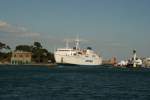 Die F/S  Naiade  läuft durch die sehr schmale Hafeneinfahrt in den Hafen von Ischia Porto ein; 09.02.2008