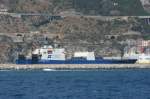 Die M/S  Euroferry Malta  laeuft in Salerno ein. Das Schiff hinter der Mole ist nicht schoen getroffen. Ich fand die Aufschrift:  Maltas Motorway of the sae  interessant; 02.09.2007