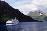 Im Juni 1994 hat das kleine Kreuzfahrtschiff COLUMBUS CARAVELLE den Trollfjord verlassen. Inzwischen wurde das Schiff zu einer Luxusyacht umgebaut und in TURUMA umbenannt. Scan vom Dia.