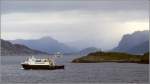 Die kleine Fähre TOMMA (IMO 7315325) kreuzt im Juni 1994 zwischen den Inseln und der Westküste Norwegens. Der Globus in der rechten Bildhälfte markiert den Polarkreis. Die TOMMA wurde 1973 gebaut, ist 37 m lang und 9,7 m breit. Die GT/BRZ beträgt 514 und die DWT 132 t. 200 Passagiere und 16 Fahrzeuge finden auf ihr Platz. Heimathafen war damals Sandnessjoen (Norwegen). Später fuhr sie unter den Namen RENGA und TRIBON. Heute ist sie als LAGOMAR 10 in Mittelamerika im Einsatz.
Scan vom Dia.